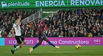 Mantilla perdió la carrera con Soko y no pudo evitar el gol del Huesca.