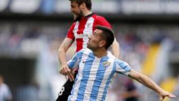 El delantero brasile&ntilde;o del M&aacute;laga, Charles Dias, observa el cabezazo del defensa del Athletic Club de Bilbao, Carlos Gurpegi.