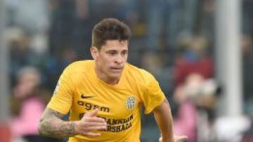 Juan Iturbe durante un partido con el Hellas Verona.