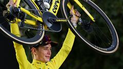 Jonas Vingegaard celebra su victoria en el Tour de Francia 2023 con su bicicleta Cervélo al alza.