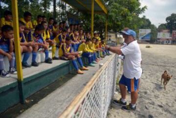Yul Calderón, primer entrenador de James Rodríguez, dando clase en la Academia Tolimense de Fútbol.