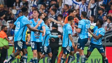 Jugadores del Pachuca festejan el gol que marcó Avilés Hurtado de penalti.