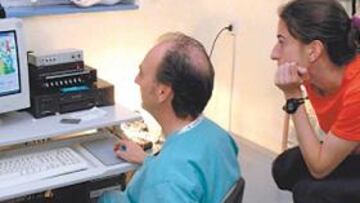 <b>LOS PIES, FUENTE DE LESIONES.</b> "La mayoría de los deportistas que vienen a la consulta tienen un pie pronador. El momento en que el talón ataca el suelo es el de mayor estrés para el pie. A mayor grado de pronación, mayor desequilibrio de los tobillos y mayor riesgo de lesión" , cuenta Ángel Gónzalez de la Rubia.