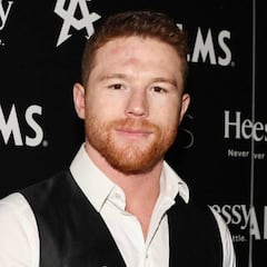Canelo Álvarez ofrece serenata a lado de Mon Laferte