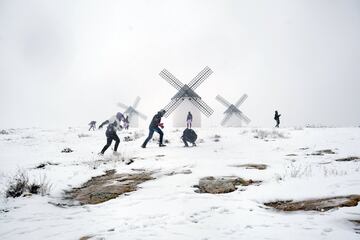 Una gran nevada cae sobre Campo de Criptana. Castilla-La Mancha tiene activado el Plan Específico ante el Riesgo por Fenómenos Meteorológicos Adversos (Meteocam)