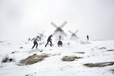 Una gran nevada cae sobre Campo de Criptana. Castilla-La Mancha tiene activado el Plan Específico ante el Riesgo por Fenómenos Meteorológicos Adversos (Meteocam)