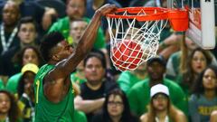 Jordan Bell, nuevo jugador de los Warriors, machaca el aro durante un partido con los Ducks de Oregon.