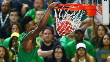 Jordan Bell, nuevo jugador de los Warriors, machaca el aro durante un partido con los Ducks de Oregon.