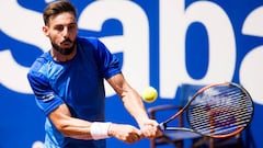 Marcel Granollers devuelve una bola ante David Goffin durante su partido en el Barcelona Open Banc Sabadell.