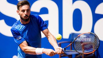 Marcel Granollers devuelve una bola ante David Goffin durante su partido en el Barcelona Open Banc Sabadell.