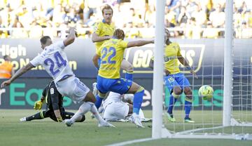 0-1. Mariano marca el primer gol.