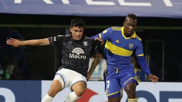 Boca Juniors' Peruvian defender Luis Advincula (R) vies for the ball with Belgrano's Chilean defender Alex Ibacache during the Argentine Professional Football League Tournament 2023 match at La Bombonera stadium in Buenos Aires, on May 14, 2023. (Photo by ALEJANDRO PAGNI / AFP)