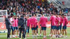 LEZAMA (BIZKAIA), 25/03/2024.-El entrenador del Athletic de Bilbao, Ernesto Valverde (i), da instrucciones a sus jugadores durante el entrenamiento que el club rojiblanco ha celebrado este lunes en sus instalaciones de Lezama (Bizkaia), abierto al público, preparatorio del partido liguero del próximo domingo ante el Real Madrid en el Santiago Bernabéu. EFE/Miguel Toña
