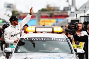 Lewis Hamilton celebra su pole tras la clasificación del GP de Australia.