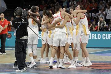 Las jugadoras españolas celebran su medalla de bronce tras ganar a Bélgica  67-60.