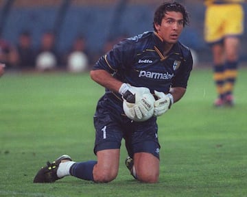 Buffon, con el Parma, en un partido de Copa de la UEFA en el Vicente Calder&oacute;n contra el Atl&eacute;tico de Madrid.