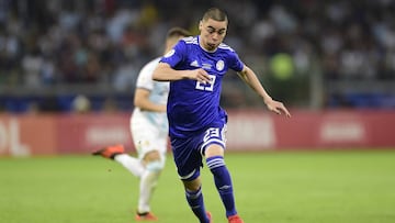 BELO HORIZONTE, BRAZIL - JUNE 19: Miguel Almiron of Paraguay controls the ball during the Copa America Brazil 2019 group B match between Argentina and Paraguay at Mineirao Stadium on June 19, 2019 in Belo Horizonte, Brazil. (Photo by Juliana Flister/Getty Images)