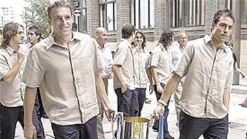 <b>LA COPA A LA VIRGEN. </b>Cuartero y Láinez portaron ayer la Copa del Rey hasta la Virgen del Pilar.