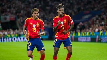 Nico Williams celebra un gol con Lamine Yamal en un partido de la Selección.