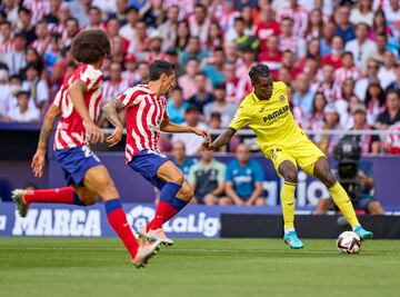 Nicolas Jackson regateando a Savic.