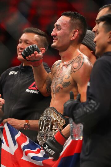 Max Holloway celebra la victoria, Retiene su corona de peso pluma de la UFC.