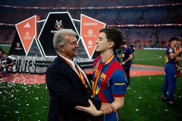 Los jugadores del FC Barcelona celebran sobre el terreno de juego la victoria en la final de la Supercopa de España.