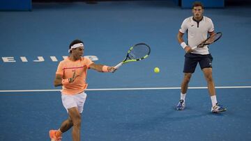 Pablo Carreño Busta, junto a Rafa Nadal, durante un partido de dobles en el Torneo de Pekín.