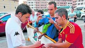 <b>EXPECTACIÓN. </b>Los jugadores del Valencia fueron recibidos por una veintena de aficionados.