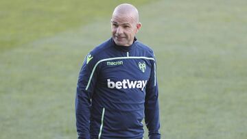 Paco López confirma que el Levante haría pasillo al Barcelona si llega como campeón de Liga.