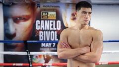 Dmitry Bivol posa durante un entrenamiento antes de pelear contra Canelo Álvarez