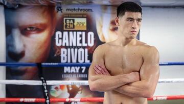 Dmitry Bivol posa durante un entrenamiento antes de pelear contra Canelo Álvarez