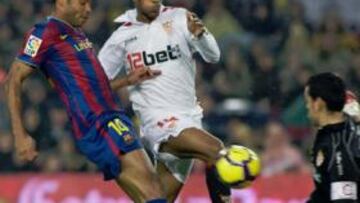 <b>PALOP FRENÓ A HENRY. </b>El portero del Sevilla tuvo una gran actuación pese a encajar cuatro goles. Aquí evita un remate de Henry.