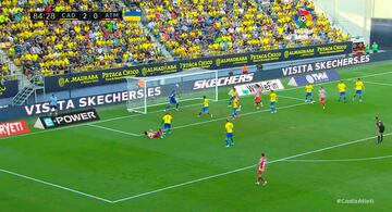 João Félix remata de chilena y el jugador del Cádiz, Luis Hernández, marca en propia puerta el 2-1 del Atlético de Madrid.