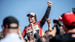 Fernando Alonso al llegar al podio del Dakar.