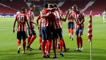 Los jugadores del Atlético celebran el gol de Llorente.