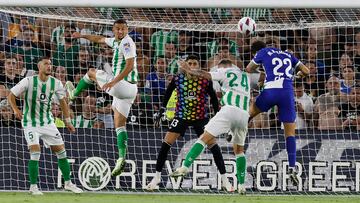 Cabezazo de Mario Hermoso tras un córner y Rui Silva despeja el balón por encima del larguero de su portería.