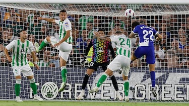 Cabezazo de Mario Hermoso tras un córner y Rui Silva despeja el balón por encima del larguero de su portería.