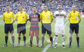 El árbitro Velasco Carballo acompañado por sus asistentes Alonso Fernández y Álvarez Moreno, el cuarto árbitro Gálvez Rascón y los capitanes Leo Messi y Rochina.