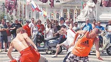 <B>BUEN ROLLO EN PRAÇA ROSSIO</B>. El choque está sobrado de pasión, como mostraron los hinchas ingleses en Praça Rossio. Aún así, será de alto riesgo. Habrá 600 policías fuera del estadio y 700 dentro para controlar a 65.000 personas.