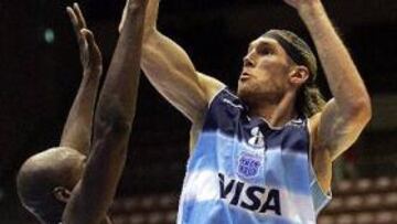 <b>PRIMERA DE GRUPO</b>. Con su victoria sobre Nigeria Argentina se asegura el primer puesto de grupo. EN la imagen Walter Hermann entra a canasta en presencia del nigeriano Ebi Ere.