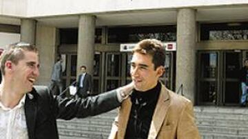 <b>CONFIRMACIÓN ANTE LA JUEZ</b>. El corredor madrileño junto a Jesús Manzano, el pasado 7 de mayo, tras declarar en el Juzgado de Instrucción número 10 de Madrid, donde ya facilitó nombres.