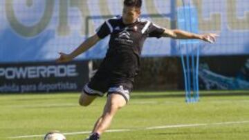Charles golpea el balón en un entrenamiento.