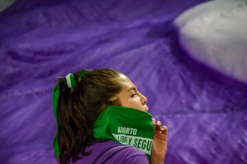 "En el marco de la semana del Estallido Feminista Popular previa al #8M, las mujeres decidimos unirnos en medio de nuestras diversidades -embajadoras, leonas, feministas, todas- para hacer una invitación a las demás mujeres en el clásico capitalino a sumarse a este #RostroColectivo y exigir tribunas seguras para ellas, demostrar que el fútbol es un escenario mágico y poderoso para construir paz, una en la que quepamos todos. Las mujeres que ayer hicimos presencia en el estadio creemos fielmente que la revolución es #FeministaYFutbolera", aseguró Laura Torres, feminista hincha de Millonarios y perteneciente al colectivo Fútbol Conciencia.