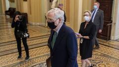 Washington (Estados Unidos), 14/09/2020.- El l&iacute;der de la mayor&iacute;a del Senado, Mitch McConnell, camina hasta el piso del Senado desde su oficina en el Capitolio de los Estados Unidos en Washington, DC, Estados Unidos, 14 de septiembre de 2020.