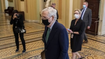 Washington (Estados Unidos), 14/09/2020.- El l&iacute;der de la mayor&iacute;a del Senado, Mitch McConnell, camina hasta el piso del Senado desde su oficina en el Capitolio de los Estados Unidos en Washington, DC, Estados Unidos, 14 de septiembre de 2020.