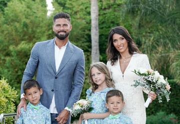 Jennifer es uno de los principales sustentos emocionales de Olivier Giroud desde principios del presente milenio. En 2011, ambos dieron el 's赤 quiero', pero a?os m芍s tarde la pareja anunci車 su ruptura por una infidelidad del exfutbolista con otra mujer. Finalmente, el atacante del Milan tuvo que recular y sus disculpas fueron suficientes para que su mujer le perdonase tras su metedura de pata.?