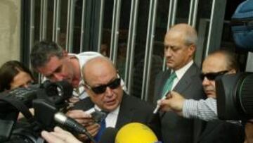 <b>EN EL JUZGADO. </b>Samper atiende a los periodistas tras salir ayer del Palacio de Justicia de Murcia.