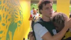 David Luiz consuela a Kevin Londoño por su gol fallado