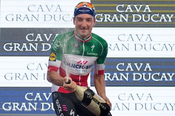 Viviani en el podio celebra su victoria. 