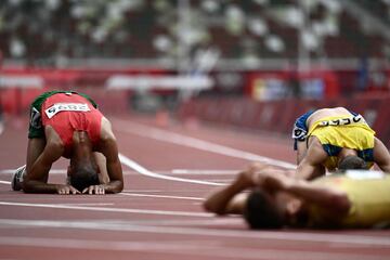 Mohamed Tindouft y Vidar Johansson al terminar la carrera de 3000 metros obstáculos.